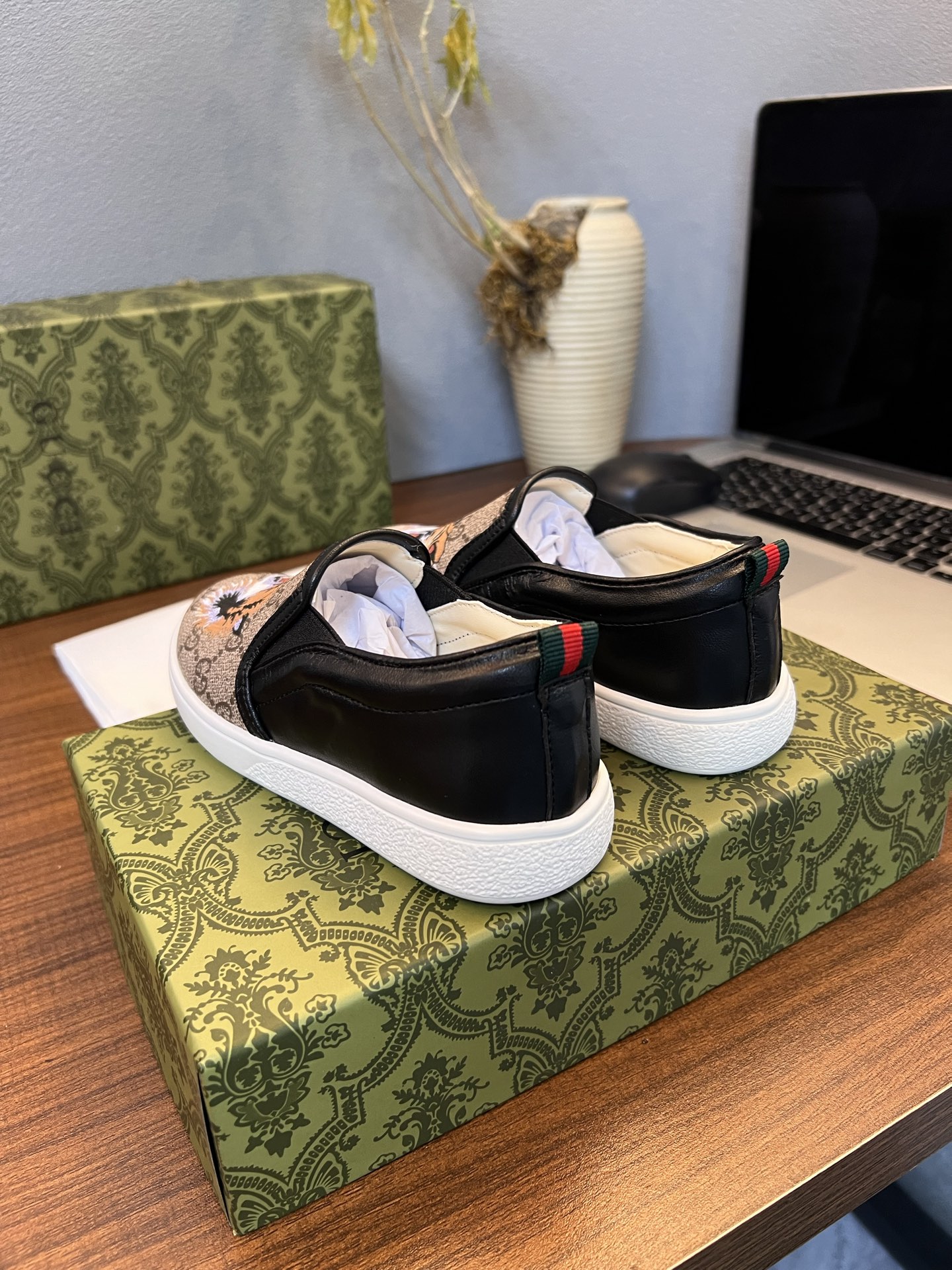 Children's shoes child